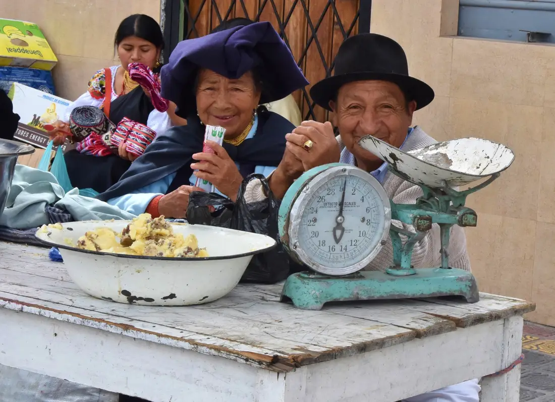 Lachende marktverkopers in de Andes