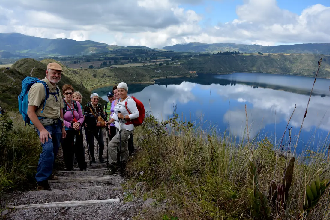Wandelaars boven het kratermeer Cuicocha